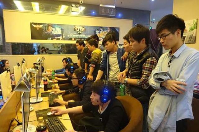 Zoom三杀格温全场乱剪 大哥两遭单杀炸线 乐言队1-0Uzi队